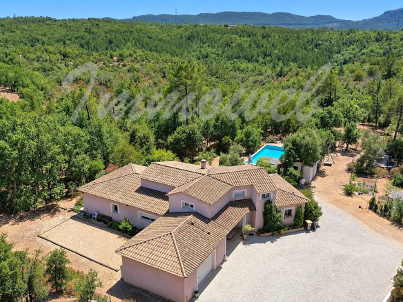 Vue aérienne d'une villa à Saint-Paul-en-Forêt avec piscine et environnement verdoyant.