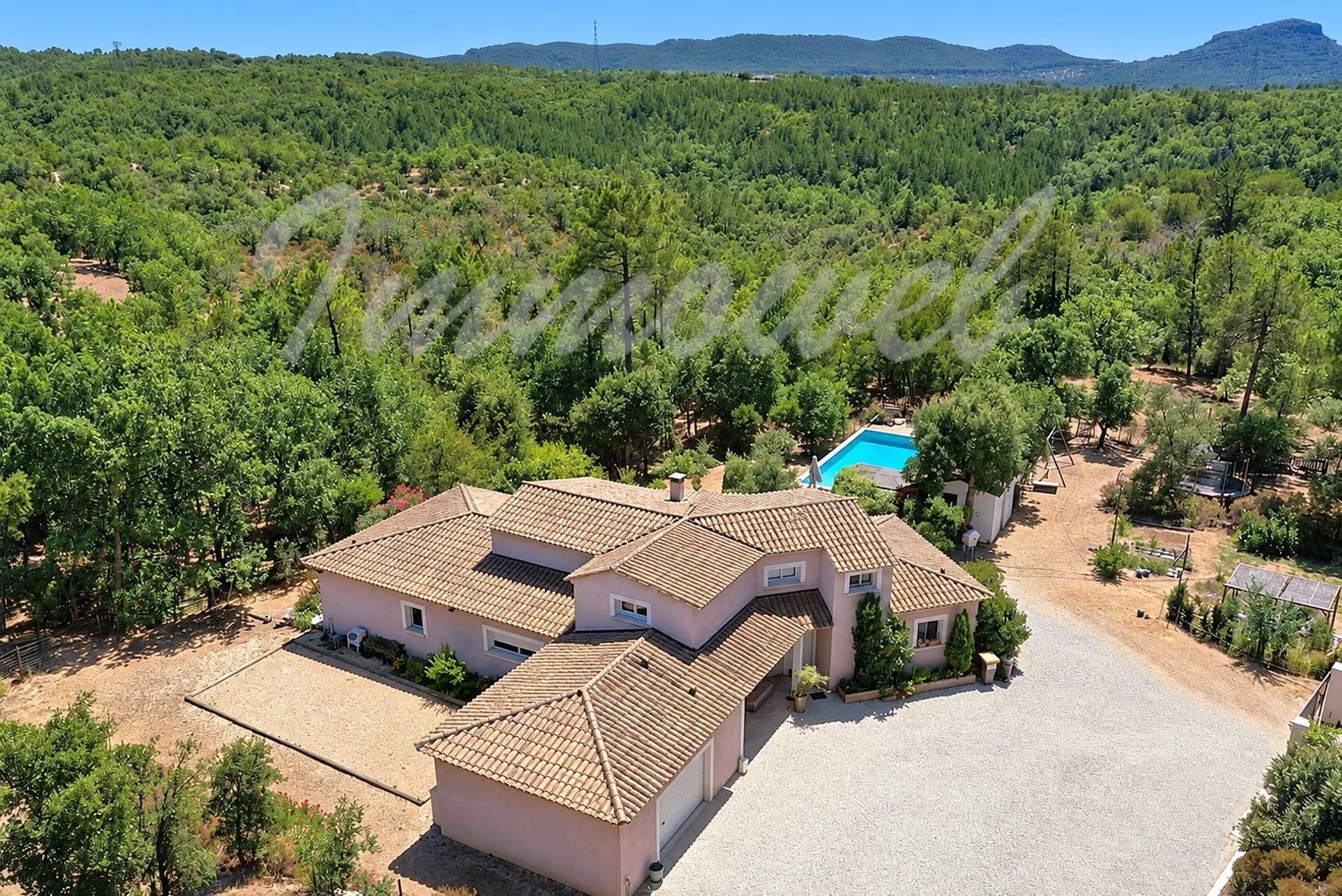 Villa avec piscine à Saint-Paul-en-Forêt Vue aérienne d'une villa à Saint-Paul-en-Forêt avec piscine et environnement verdoyant.