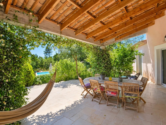 Terrasse d'une villa à Saint-Paul-en-Forêt avec table, chaises et vue sur la piscine