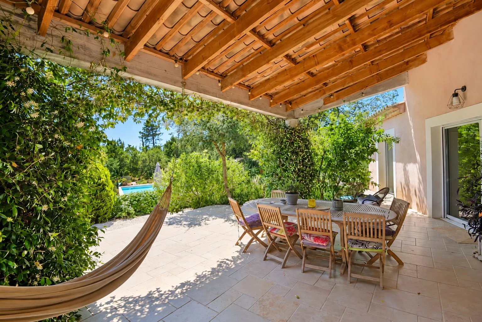 Terrasse de villa à Saint-Paul-en-Forêt Terrasse d'une villa à Saint-Paul-en-Forêt avec table, chaises et vue sur la piscine