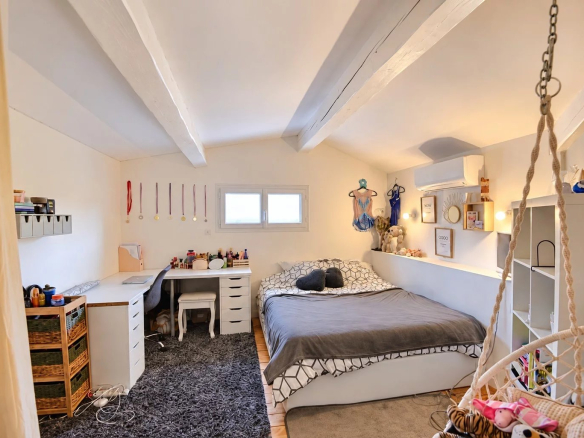 Chambre d'une villa à Saint-Paul-en-Forêt avec lit double, bureau et décoration moderne.