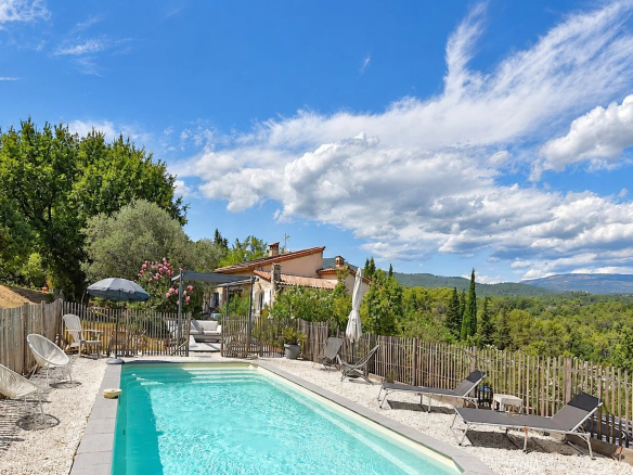 Villa avec piscine et vue dégagée à Tourrettes, terrain arboré et grandes terrasses.