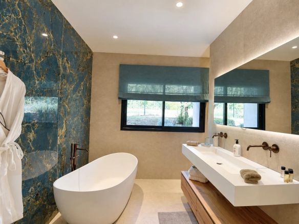 Salle de bain moderne avec baignoire sur pieds et meuble double vasque.