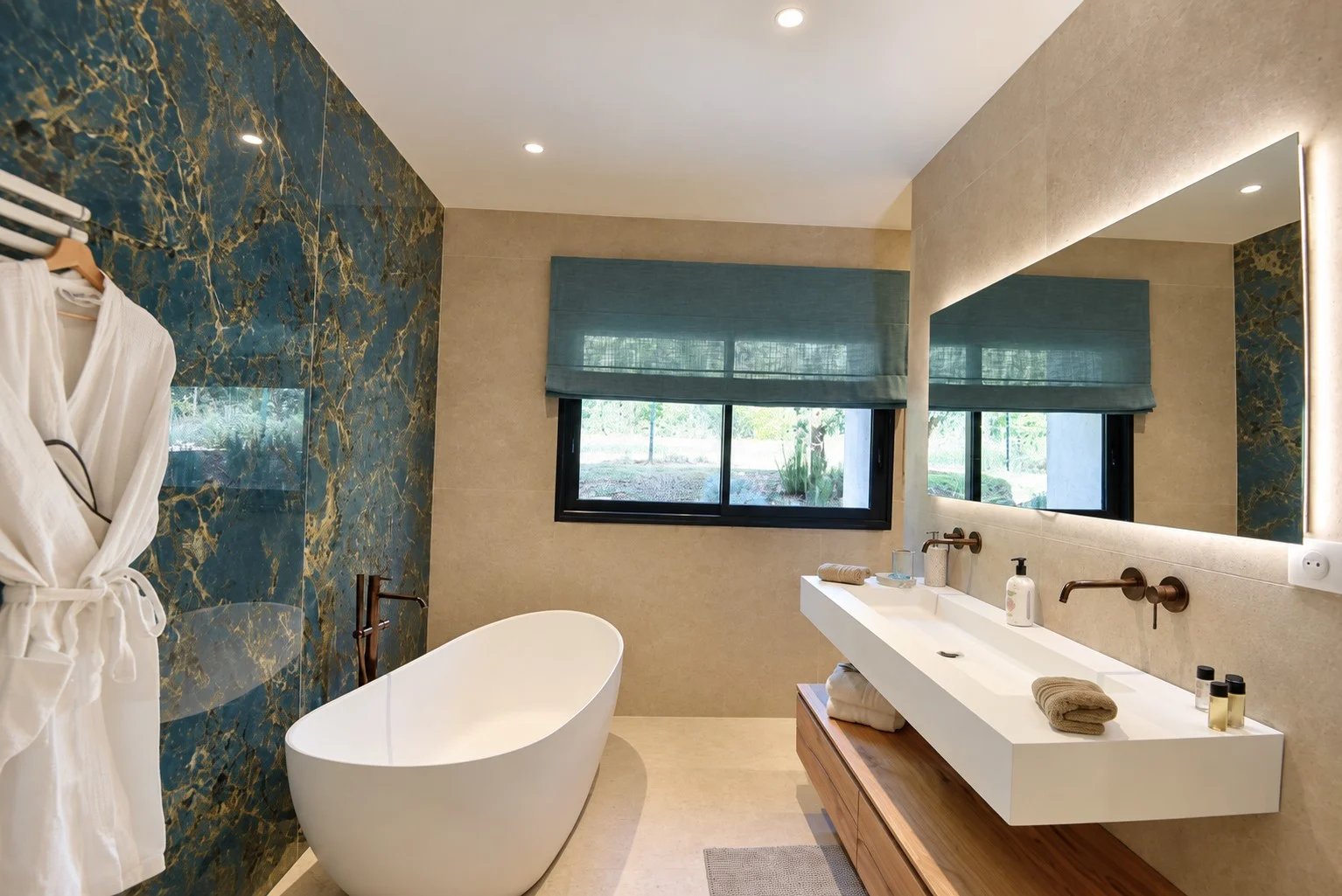 Salle de bain contemporaine Salle de bain moderne avec baignoire sur pieds et meuble double vasque.