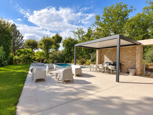 Villa contemporaine avec piscine et espace extérieur à Tourrettes, France.