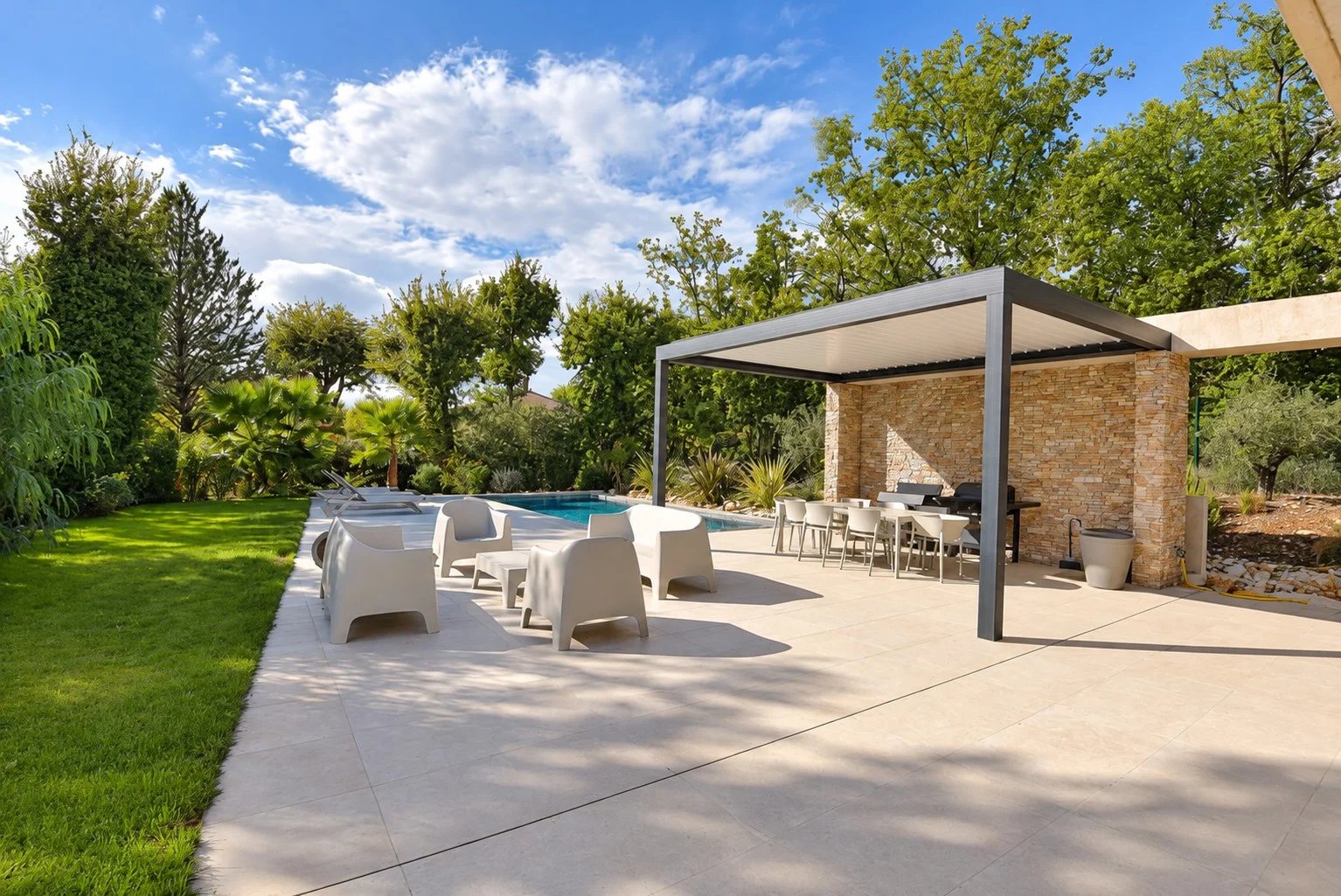 Villa meublée à Tourrettes Villa contemporaine avec piscine et espace extérieur à Tourrettes, France.