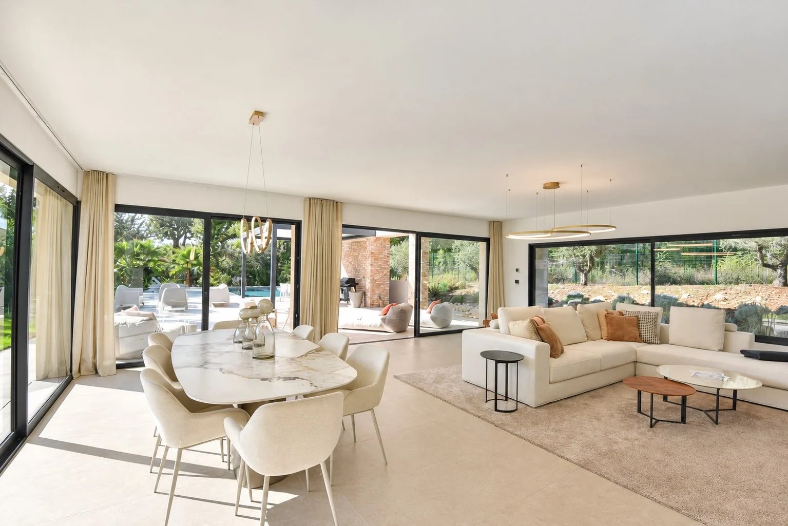 Intérieur d’une villa à Tourrettes Intérieur d'une villa contemporaine avec salon lumineux et espace repas, ouvert sur le jardin.