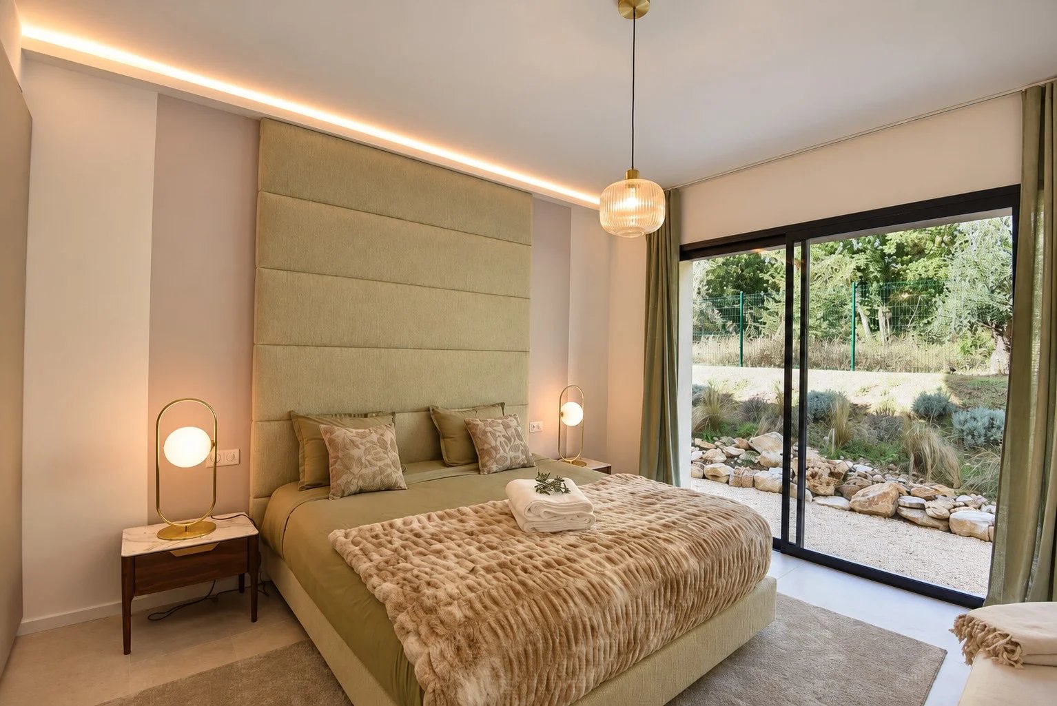 Chambre de villa à Tourrettes Chambre d'une villa contemporaine à Tourrettes avec lit double et accès au jardin.