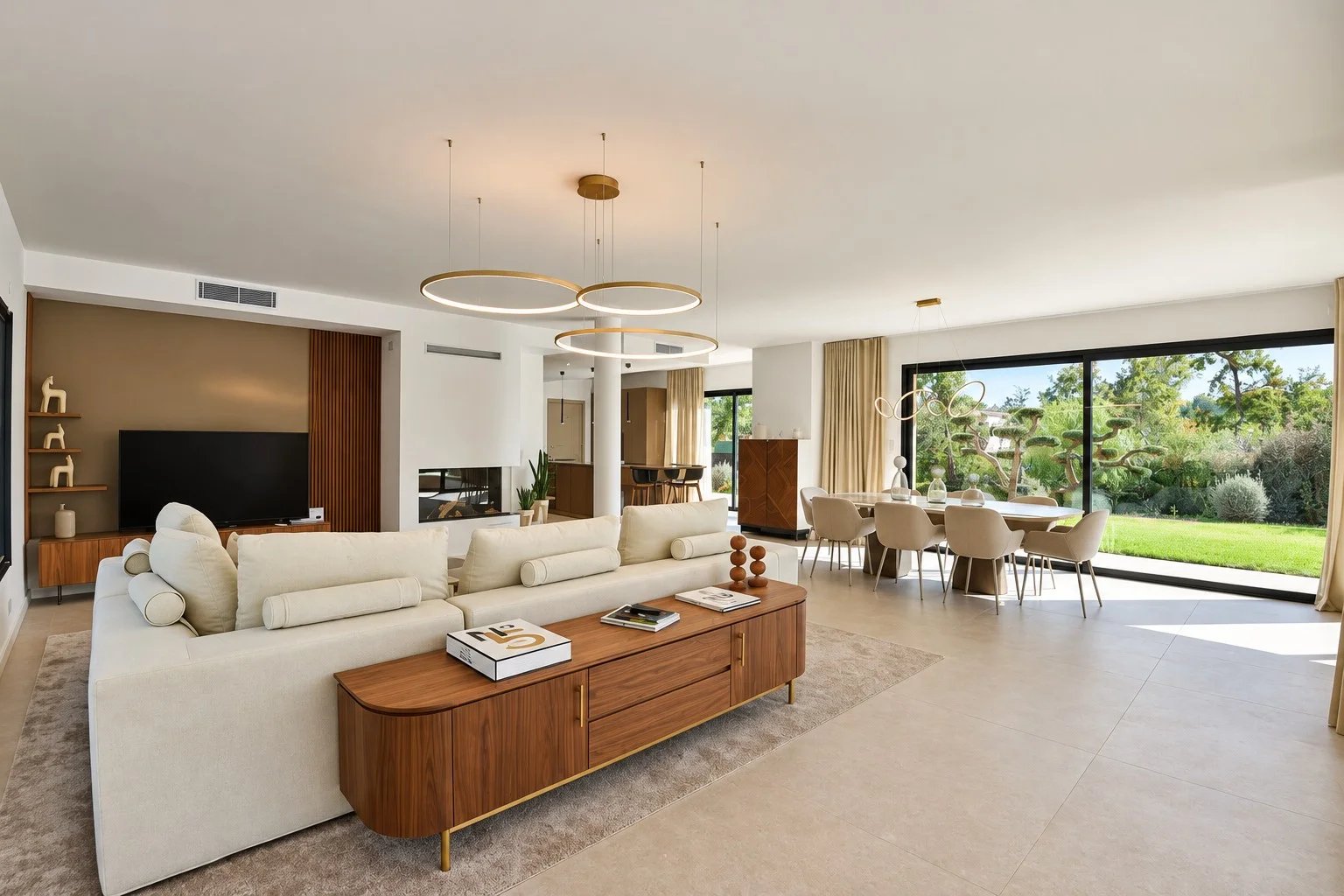 Intérieur d’une villa à Tourrettes Intérieur d'une villa contemporaine avec salon, salle à manger et grandes baies vitrées donnant sur le jardin.