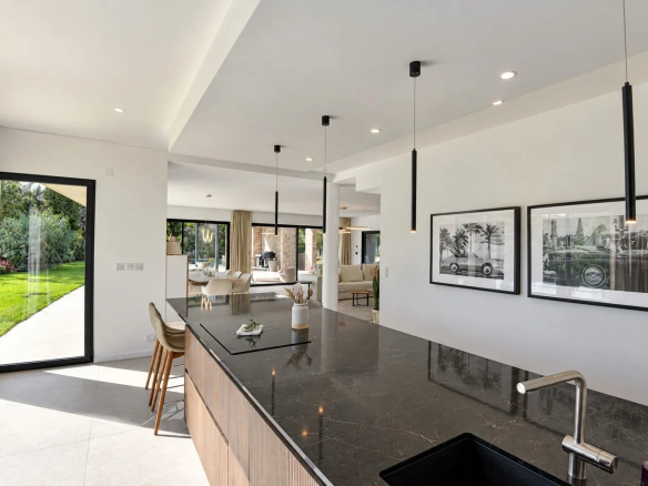 Intérieur moderne d'une villa à Tourrettes avec cuisine ouverte et accès au jardin.