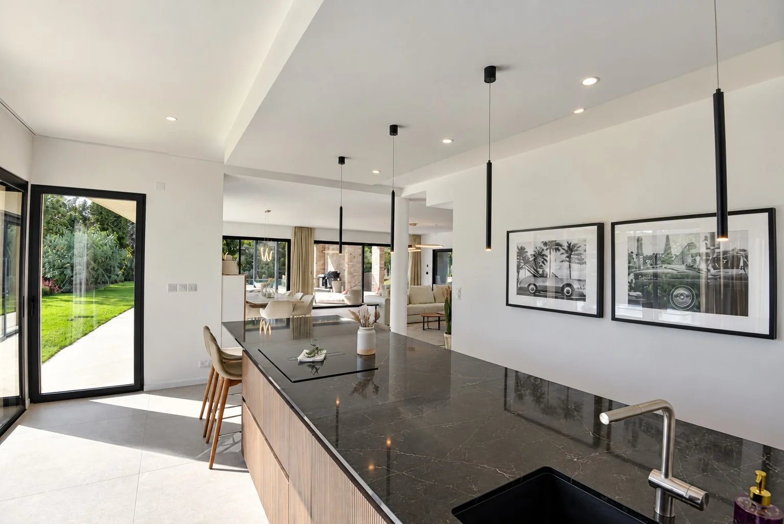 Intérieur d’une villa contemporaine à Tourrettes Intérieur moderne d'une villa à Tourrettes avec cuisine ouverte et accès au jardin.