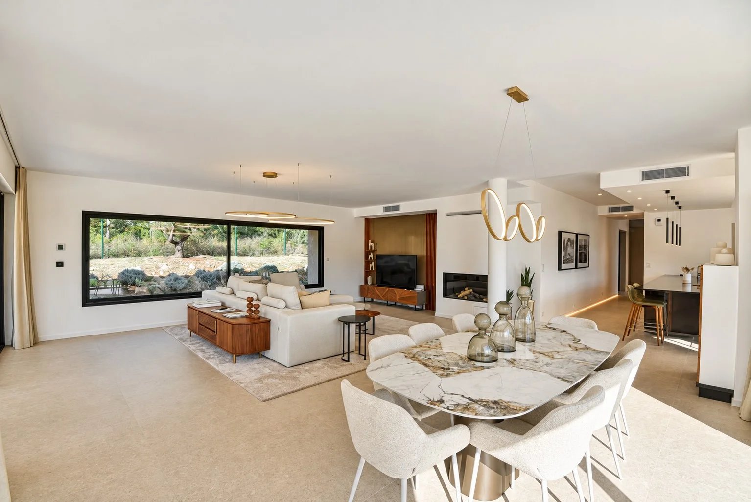 Intérieur d’une villa à Tourrettes Intérieur d'une villa contemporaine avec salon et salle à manger, grandes baies vitrées et décoration moderne.