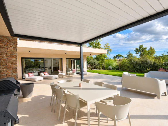 Terrasse d'une villa contemporaine avec mobilier extérieur et jardin à Tourrettes.
