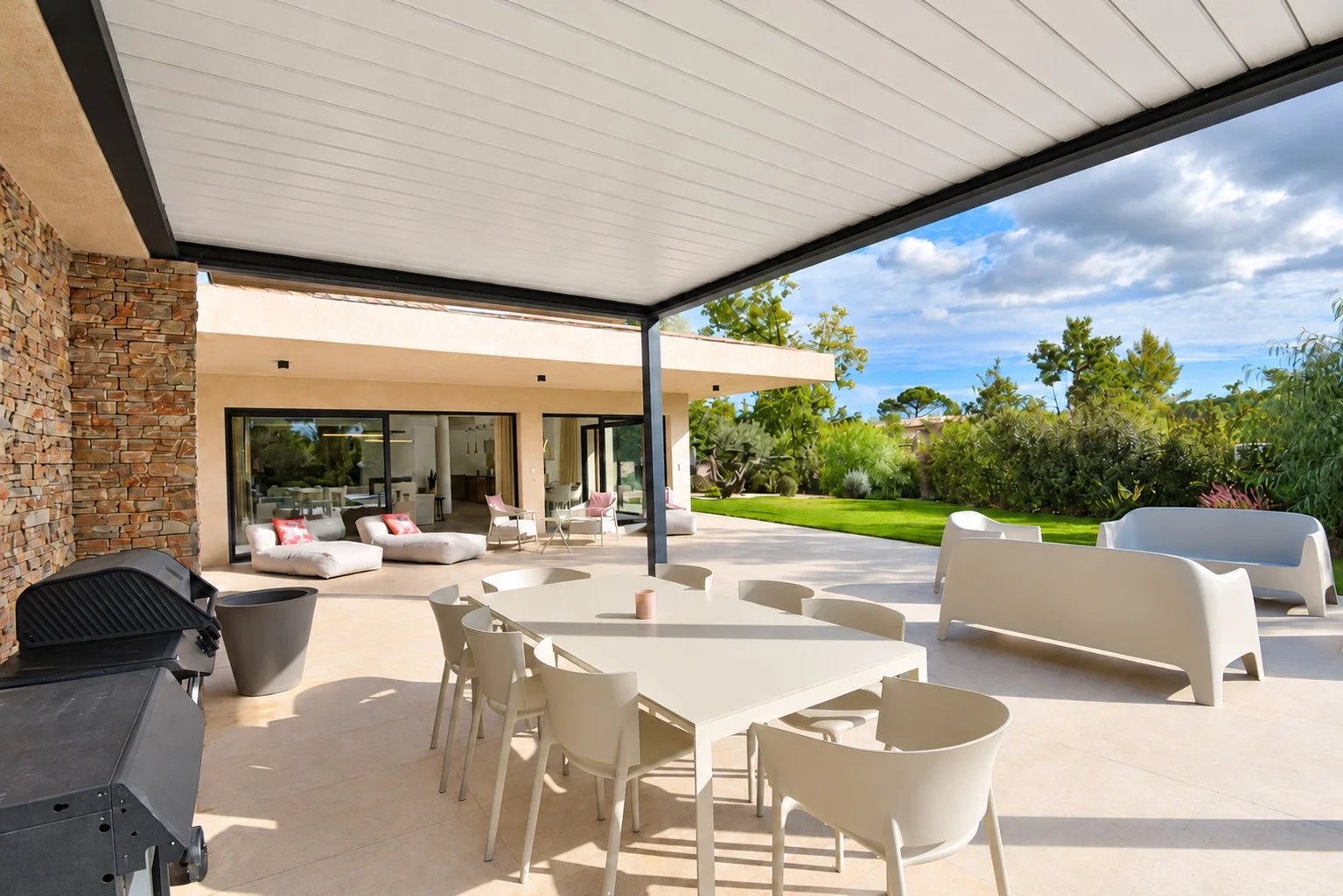 Terrasse de villa à Tourrettes Terrasse d'une villa contemporaine avec mobilier extérieur et jardin à Tourrettes.