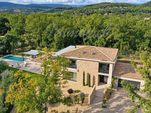 Villa contemporaine de 240 m² avec piscine et jardin à Tourrettes, domaine de Terre Blanche.