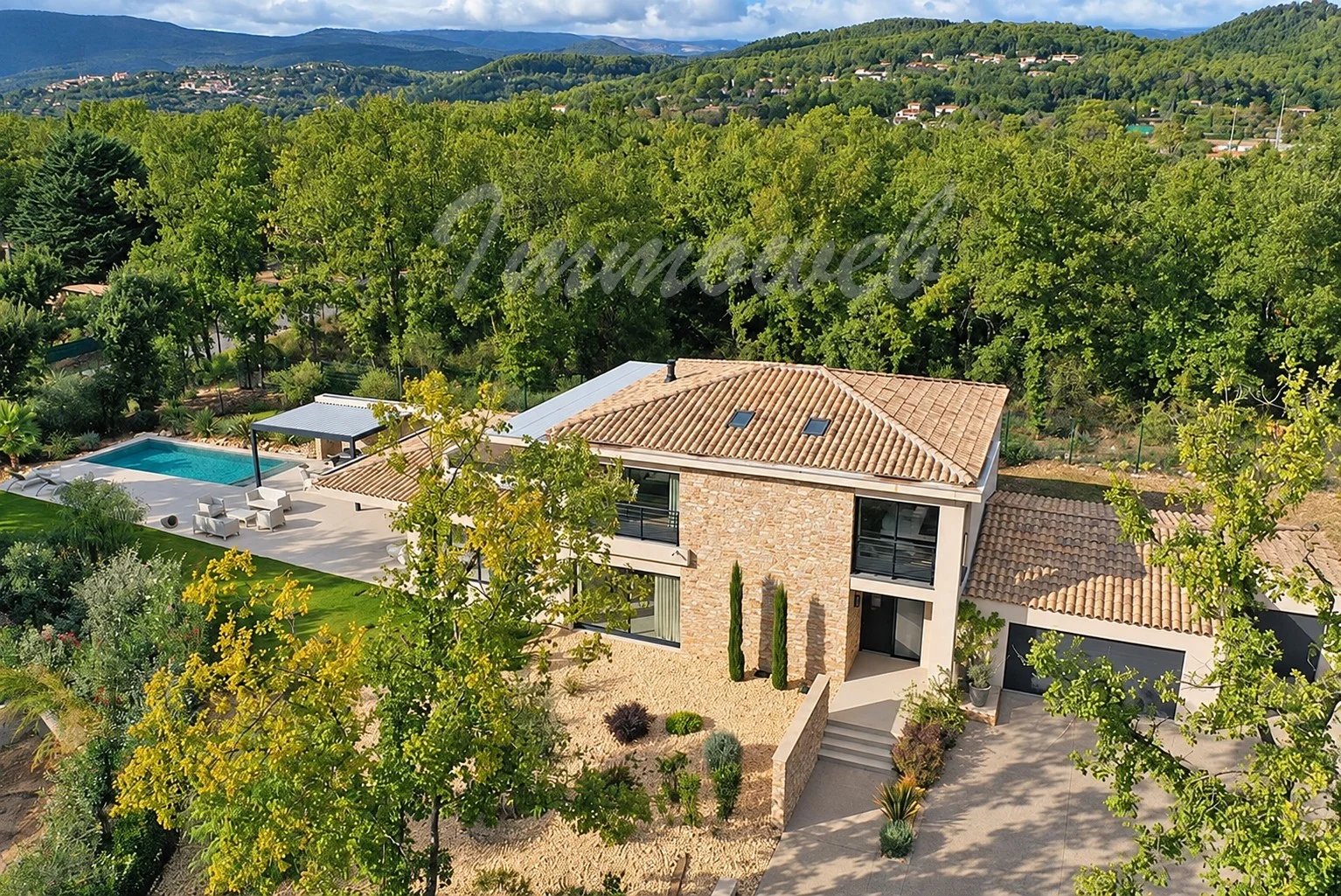 Villa meublée à Tourrettes Villa contemporaine de 240 m² avec piscine et jardin à Tourrettes, domaine de Terre Blanche.