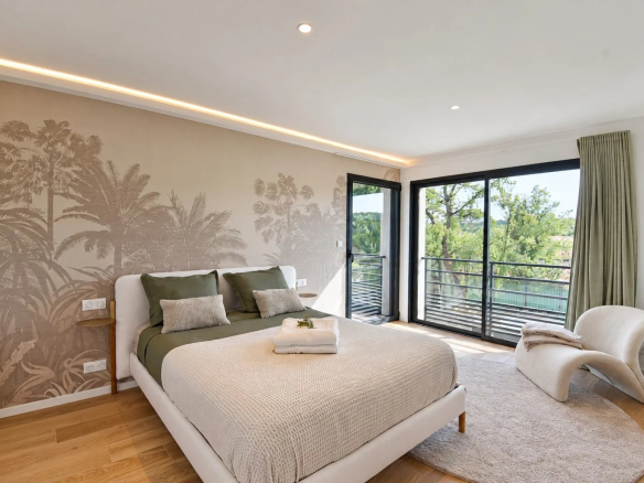 Chambre moderne avec vue sur le jardin, lit double et décoration contemporaine.