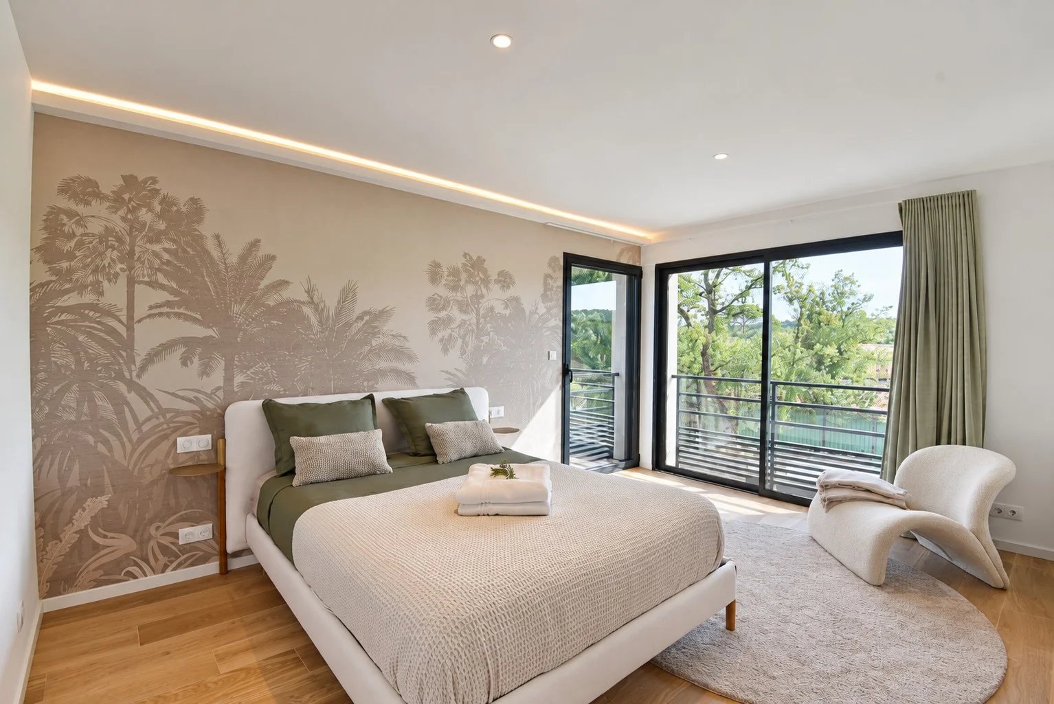 Chambre de villa contemporaine à Tourrettes Chambre moderne avec vue sur le jardin, lit double et décoration contemporaine.