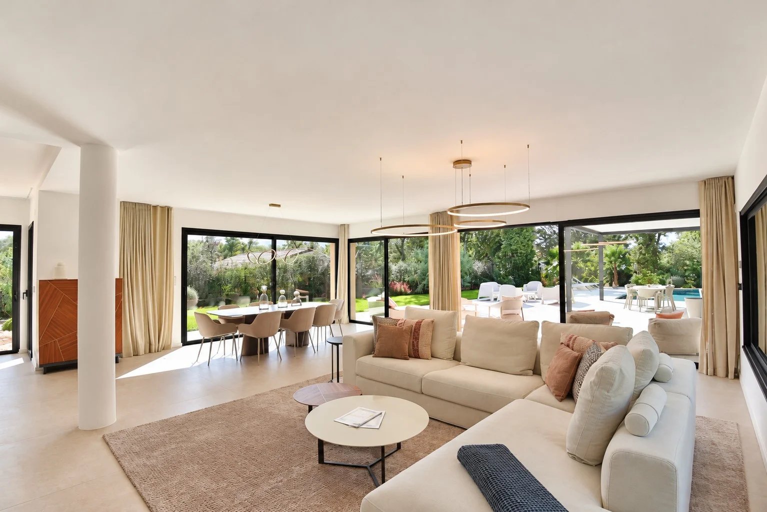 Intérieur d’une villa à Tourrettes Intérieur d'une villa contemporaine à Tourrettes avec salon, salle à manger et vue sur la piscine.