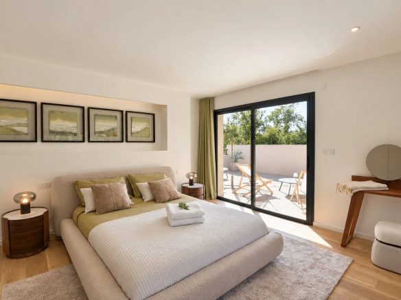 Chambre d'une villa contemporaine avec lit double et accès à une terrasse.