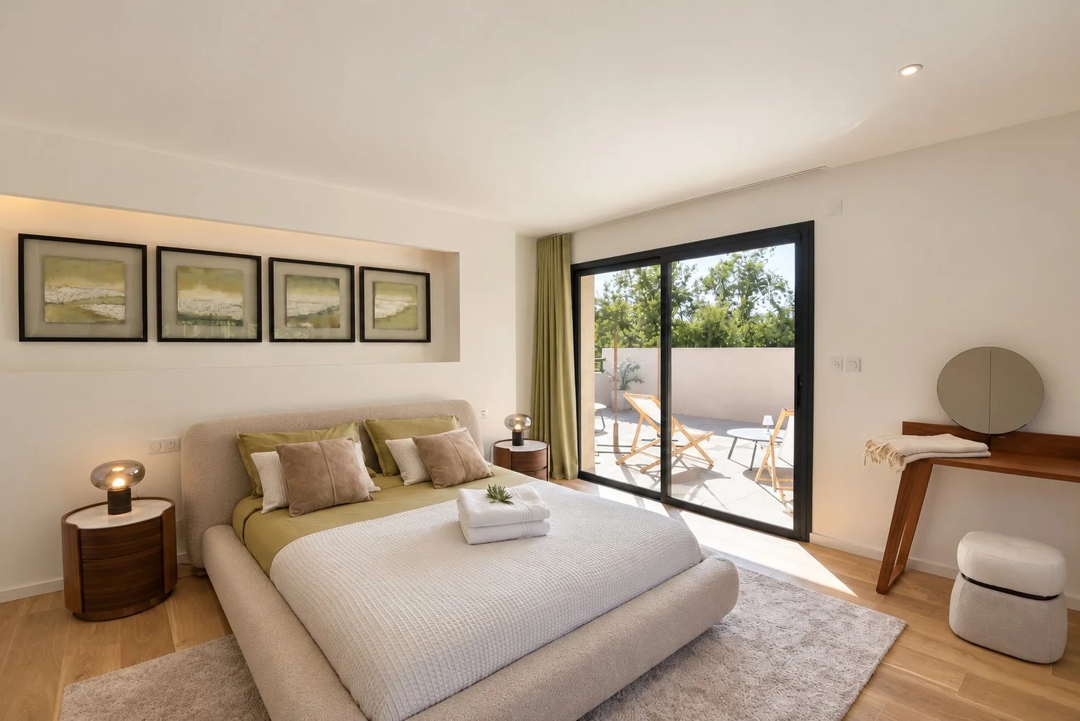Chambre de villa contemporaine Chambre d'une villa contemporaine avec lit double et accès à une terrasse.