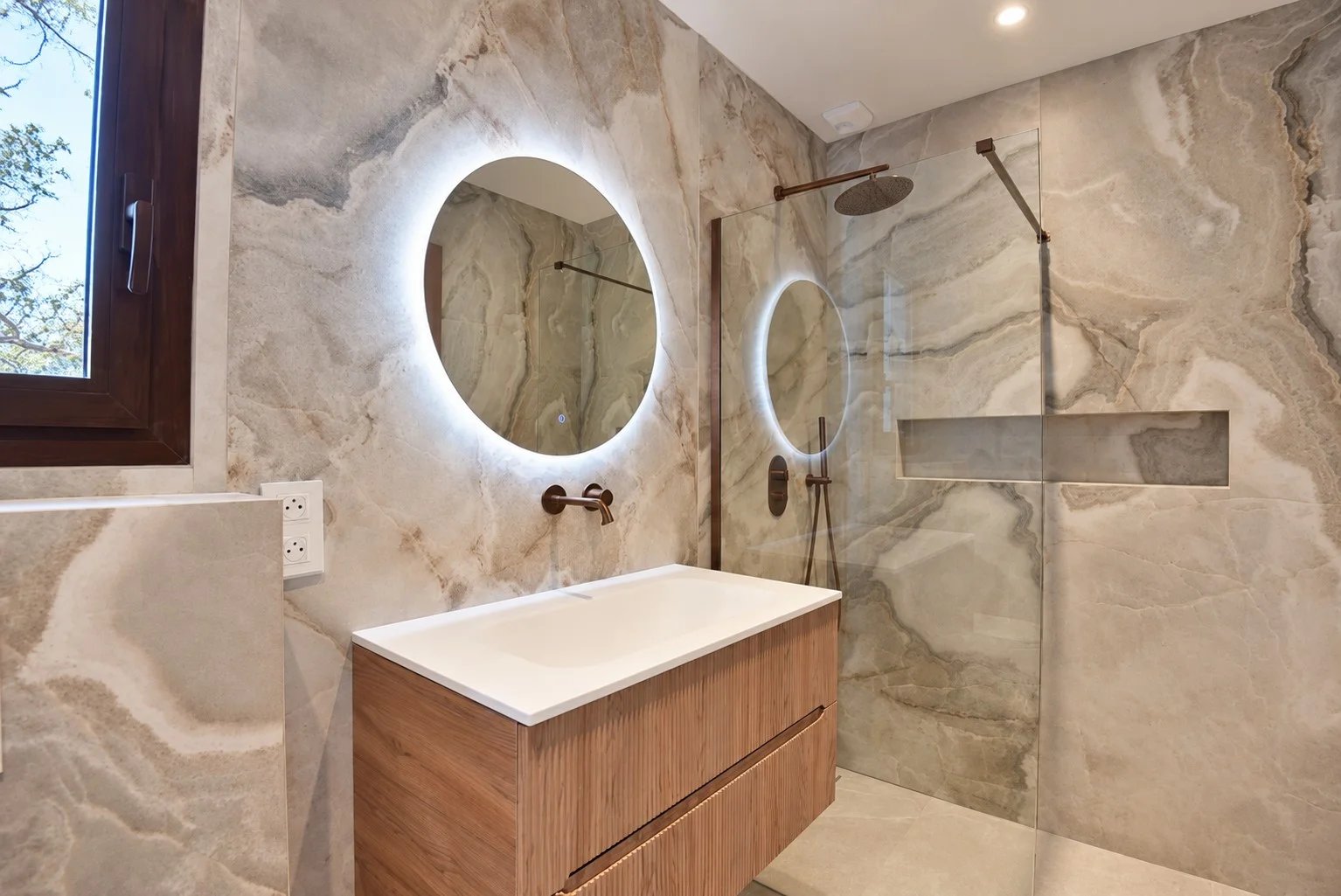 Salle de bain contemporaine Salle de bain moderne avec douche à l'italienne et miroir rond lumineux.