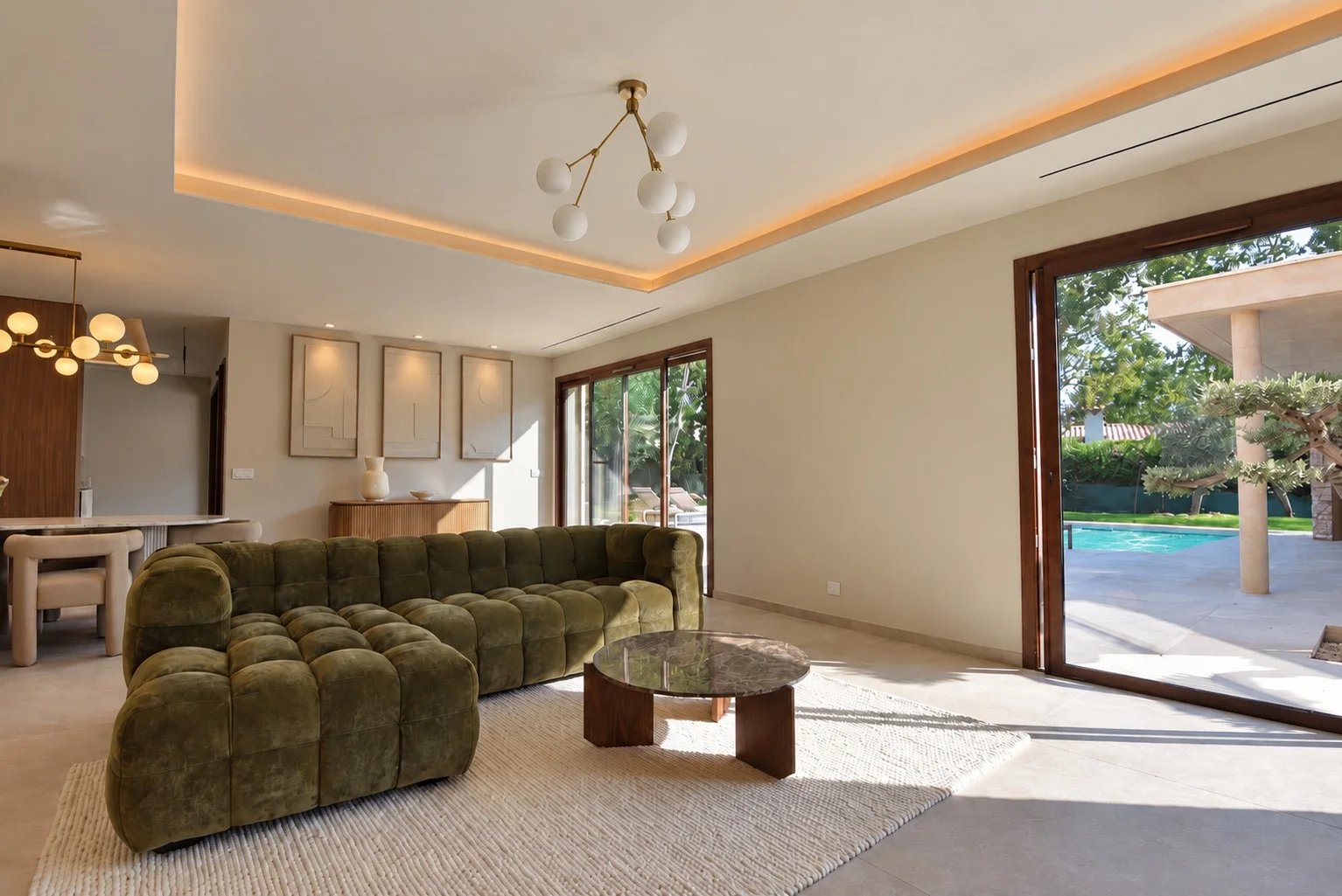 Salon d’une villa à Tourrettes Intérieur d'une villa contemporaine avec un salon et une vue sur la piscine.