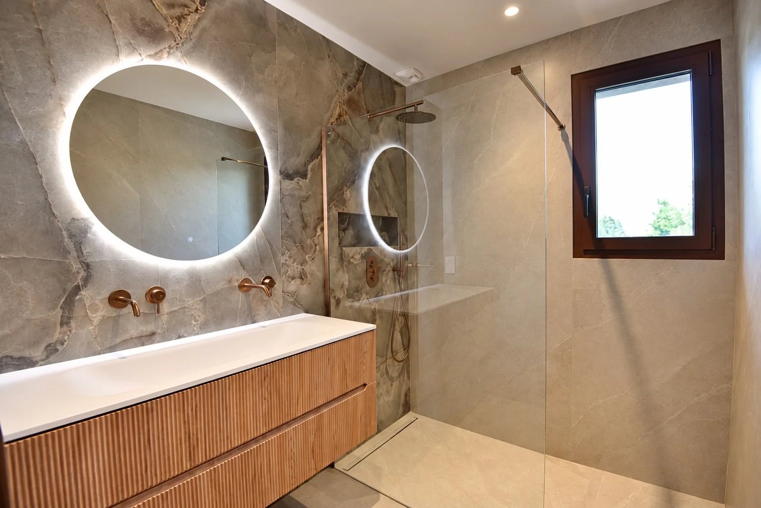 Salle de bain contemporaine Salle de bain moderne avec douche en verre et double vasque en bois.