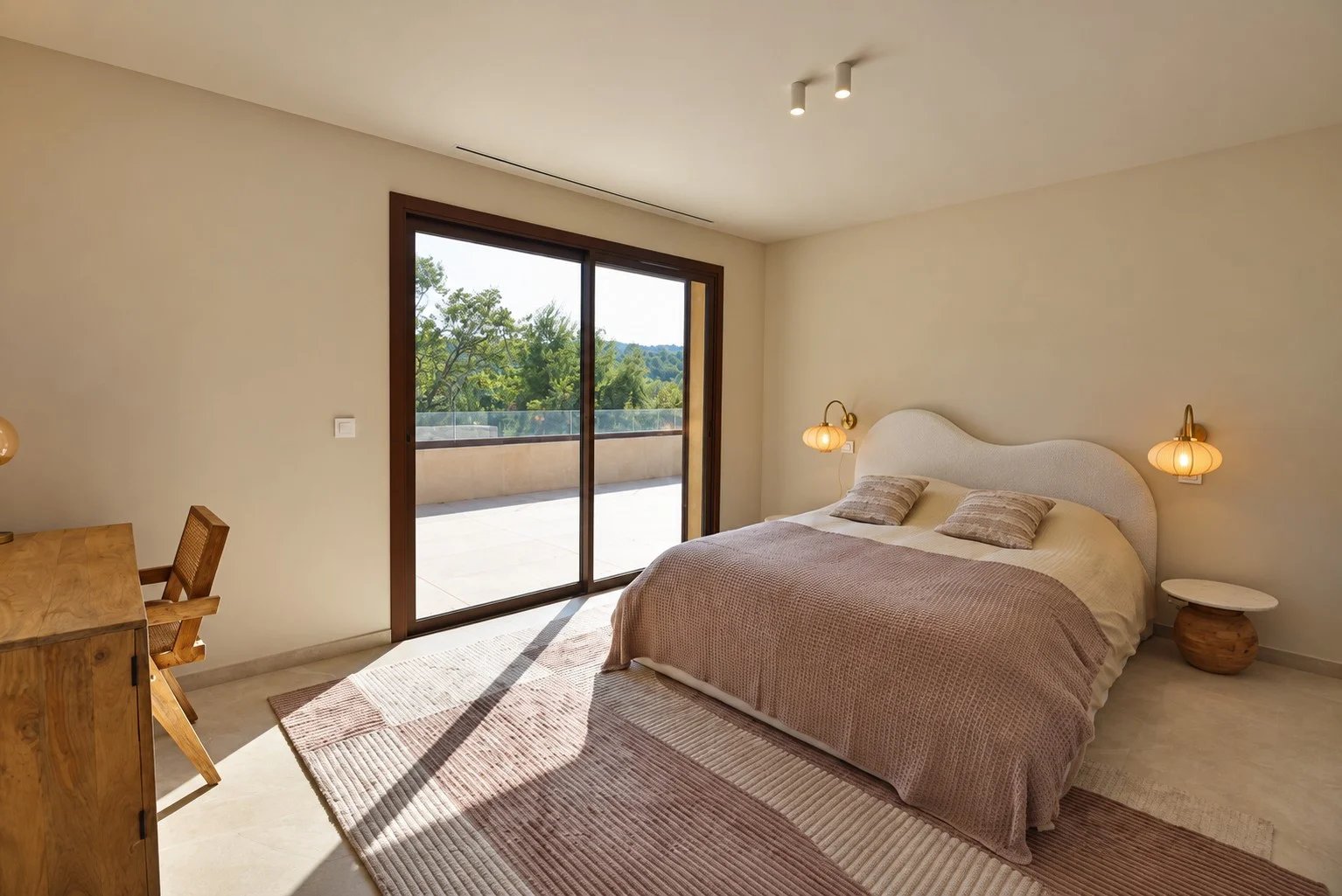 Chambre de villa à Tourrettes Chambre d'une villa moderne avec lit double et accès à une terrasse, à Tourrettes.