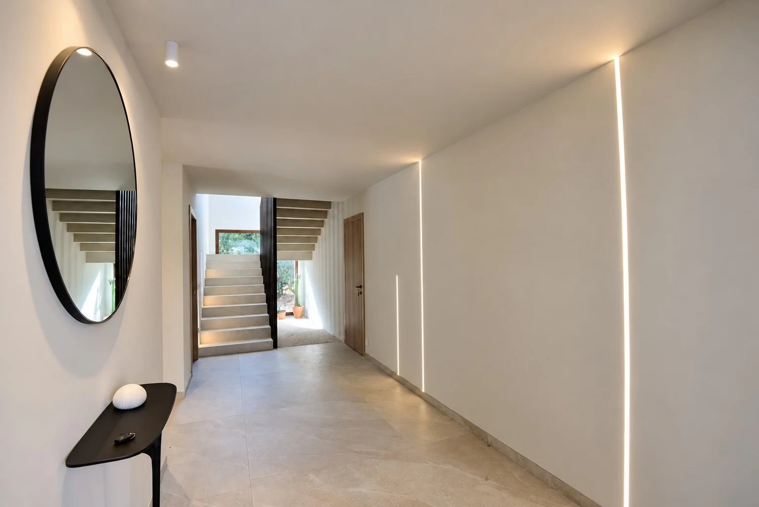 Hall d’entrée d’une villa à Tourrettes Intérieur d'une villa contemporaine avec un hall d'entrée lumineux et un escalier.