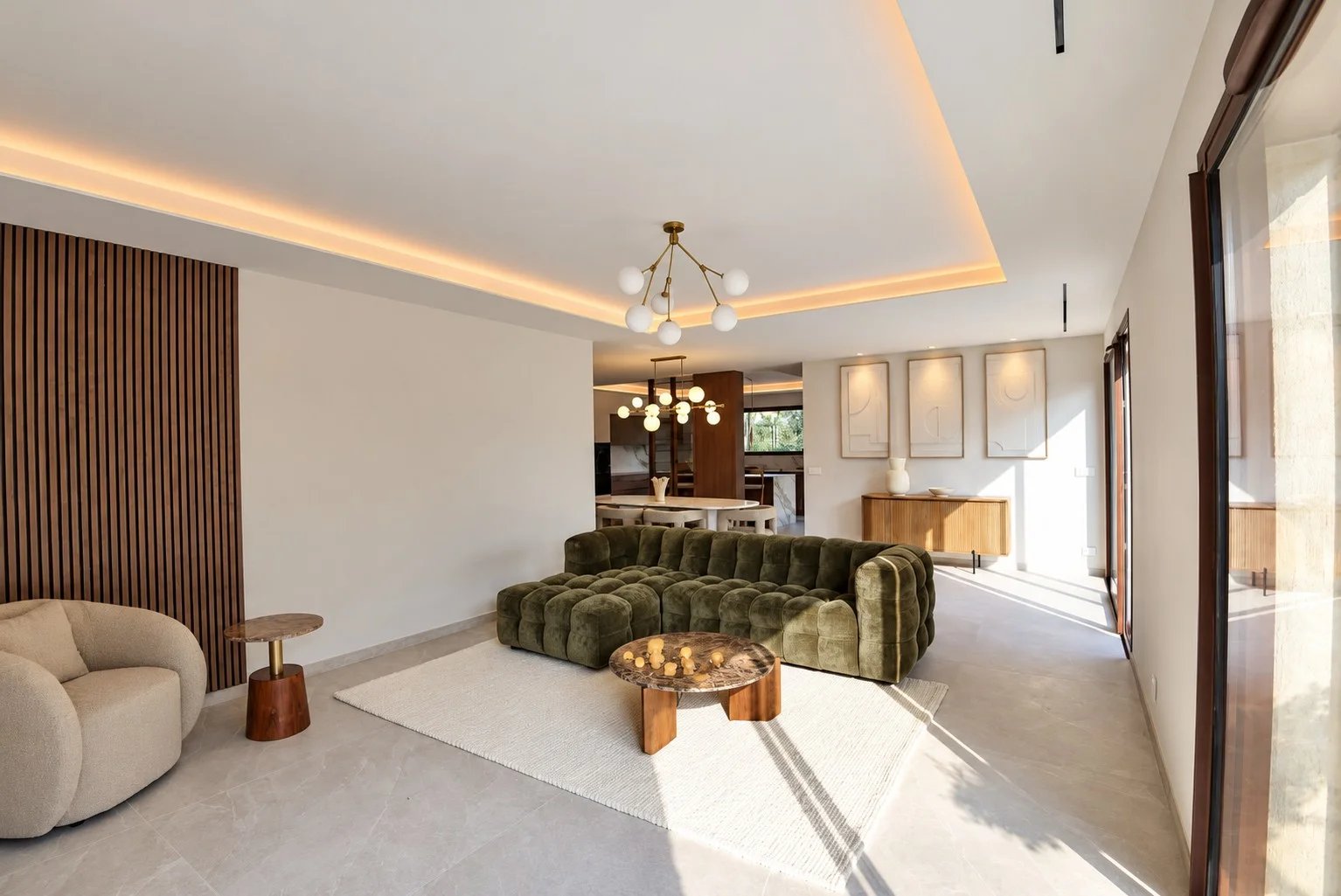 Salon d’une villa contemporaine à Tourrettes Intérieur d'une villa contemporaine avec un salon spacieux et élégant à Tourrettes.