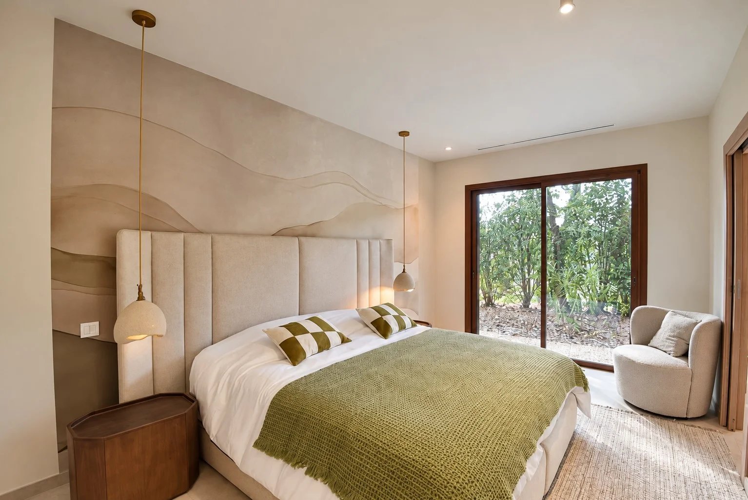 Chambre de villa contemporaine à Tourrettes Chambre d'une villa contemporaine avec lit double et vue sur le jardin.