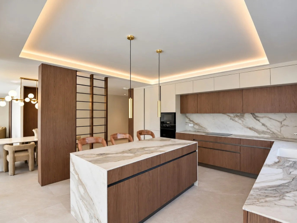Cuisine moderne avec îlot central en marbre et éclairage design dans une villa contemporaine.