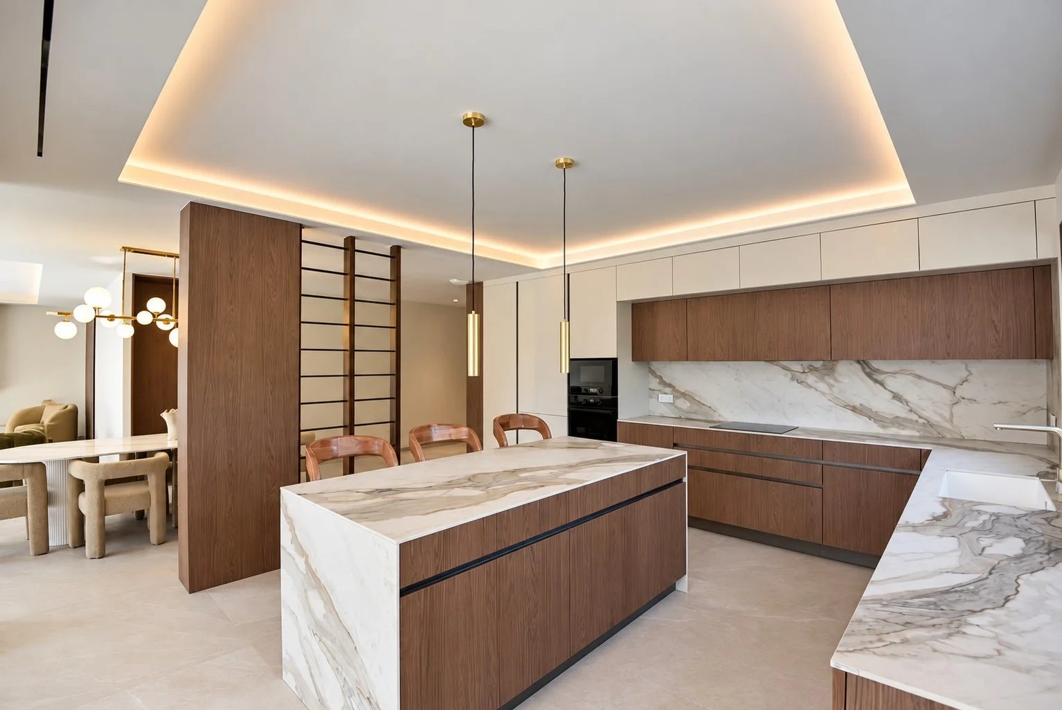 Cuisine contemporaine de villa à Tourrettes Cuisine moderne avec îlot central en marbre et éclairage design dans une villa contemporaine.