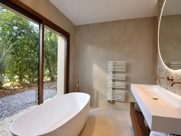 Salle de bain moderne avec baignoire et vue sur le jardin
