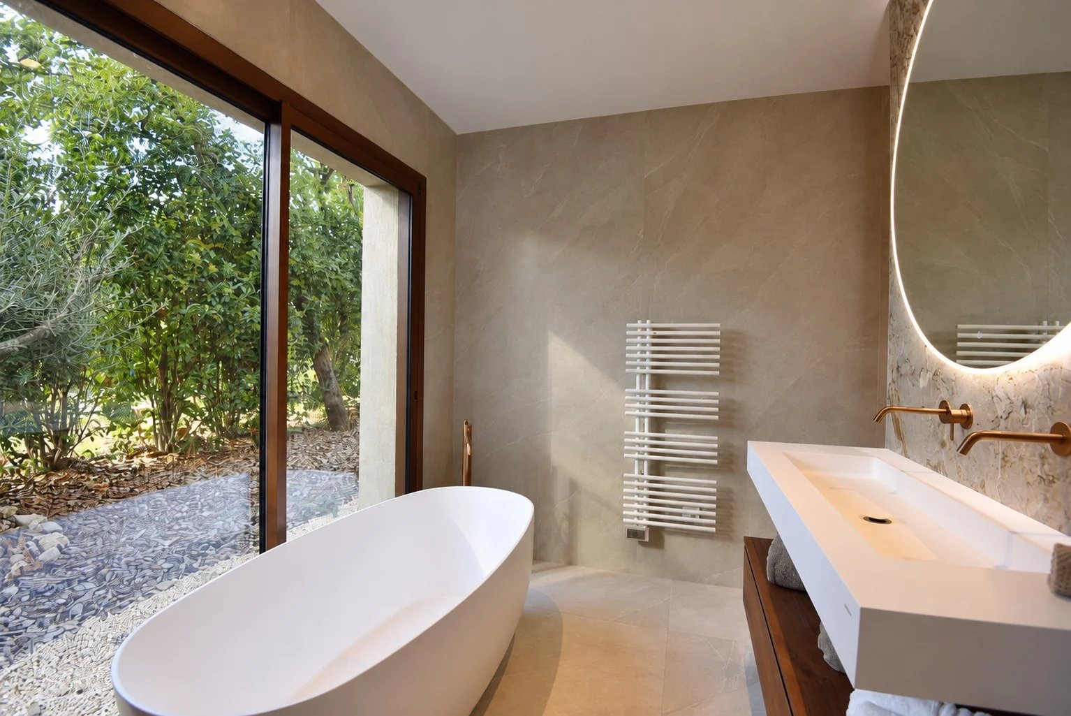 Salle de bain contemporaine Salle de bain moderne avec baignoire et vue sur le jardin