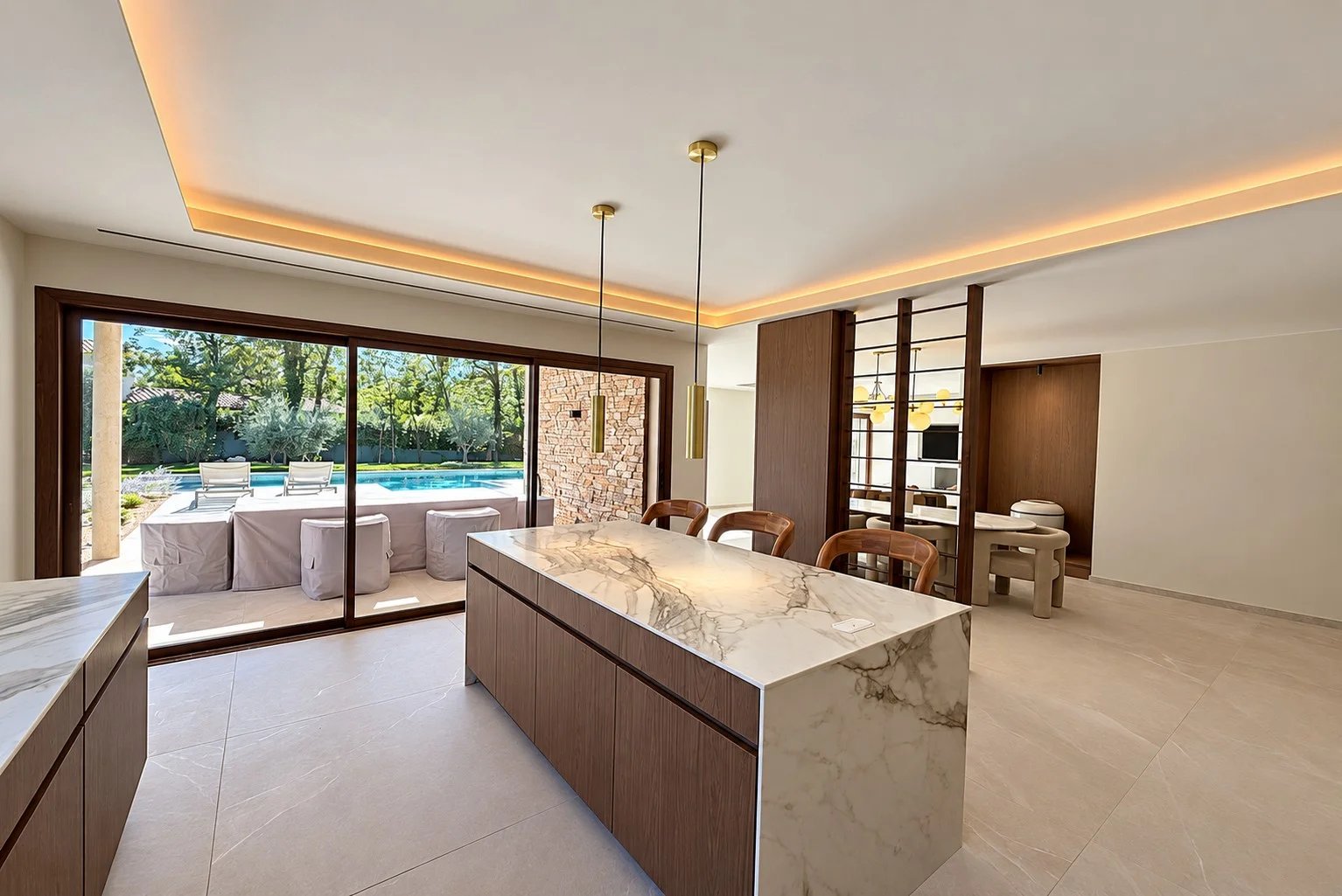 Intérieur d’une villa à Tourrettes Intérieur d'une villa contemporaine avec cuisine ouverte et vue sur la piscine.