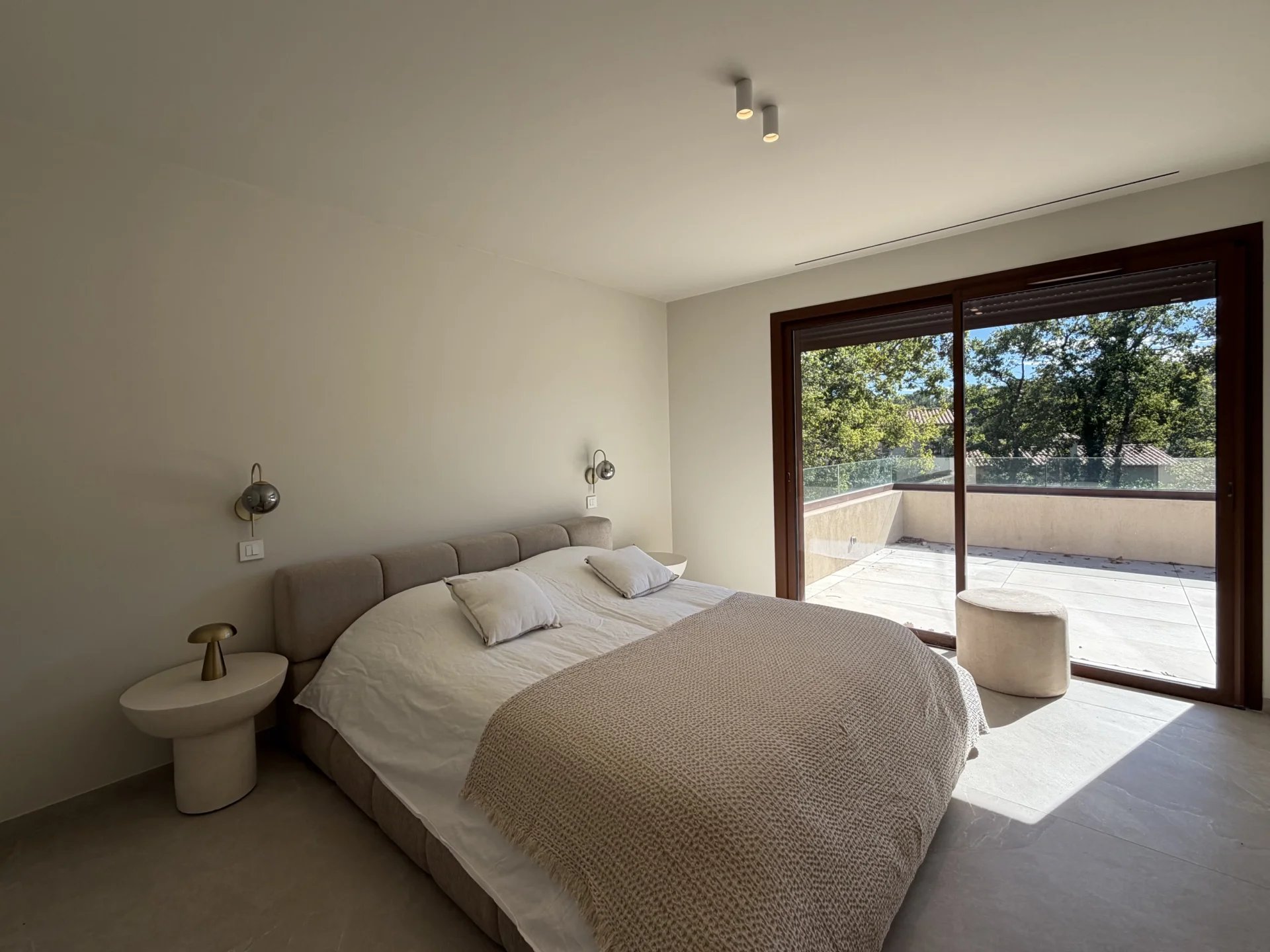 Chambre de villa contemporaine Chambre d'une villa contemporaine avec lit double et accès à une terrasse.