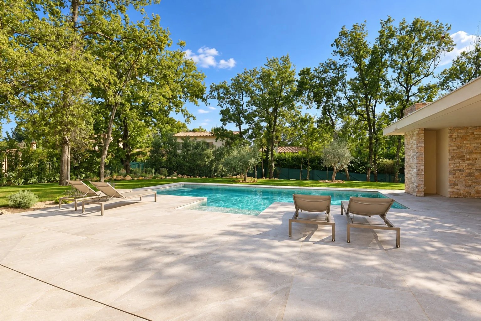 Villa avec piscine à Tourrettes Villa contemporaine avec piscine et chaises longues, entourée d'arbres dans un jardin.