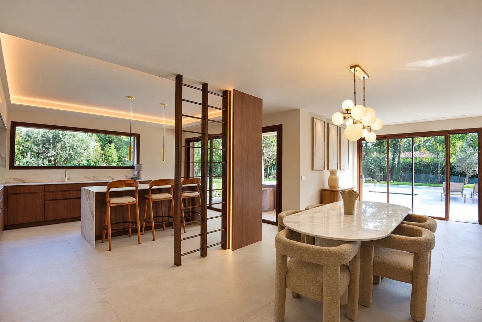 Intérieur d’une villa à Tourrettes Intérieur d'une villa contemporaine avec cuisine et salle à manger, ouverte sur le jardin.