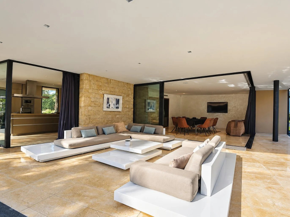 Intérieur d'une villa contemporaine à Fayence avec salon et salle à manger ouverts sur le jardin.