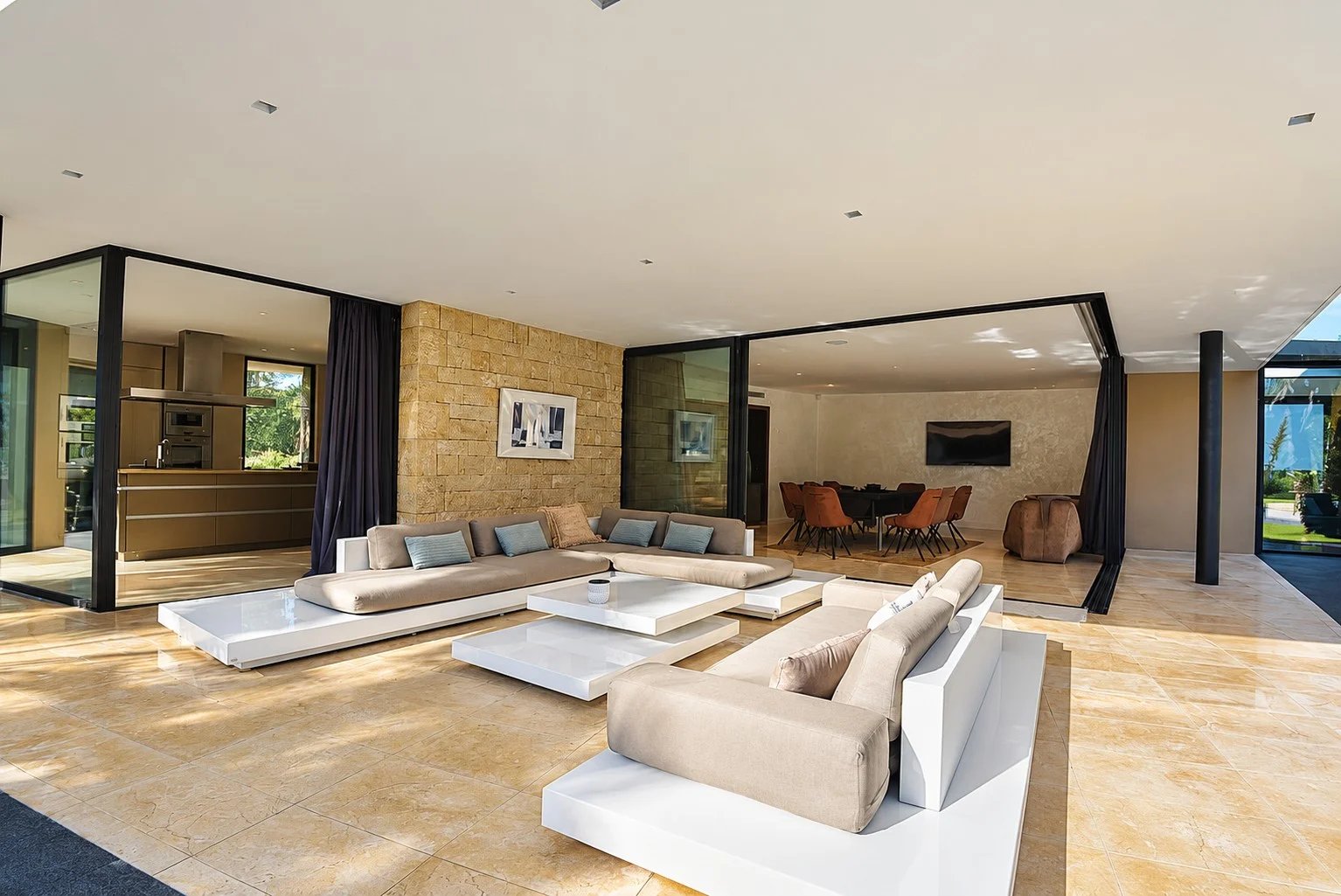 Intérieur d’une villa contemporaine à Fayence Intérieur d'une villa contemporaine à Fayence avec salon et salle à manger ouverts sur le jardin.
