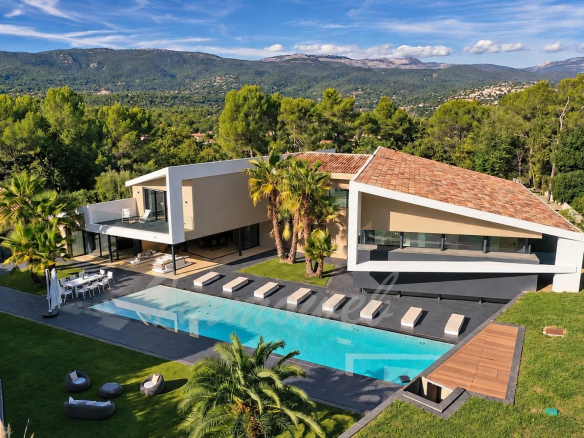 Villa contemporaine avec piscine chauffée et jardin à Fayence.