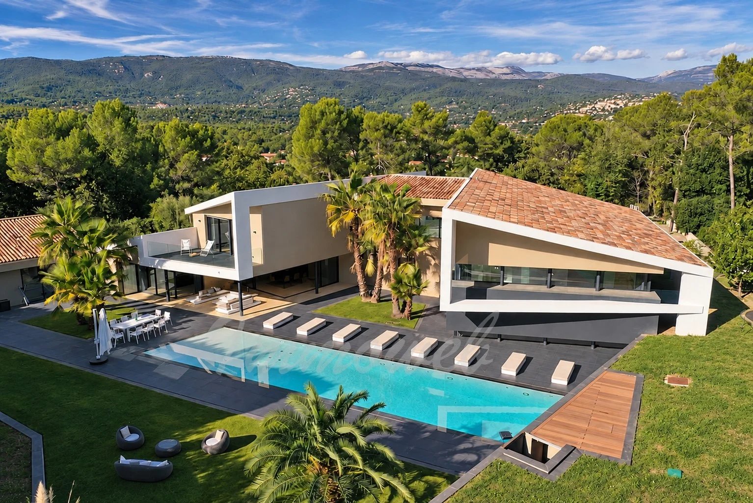 Villa contemporaine à Fayence Villa contemporaine avec piscine chauffée et jardin à Fayence.