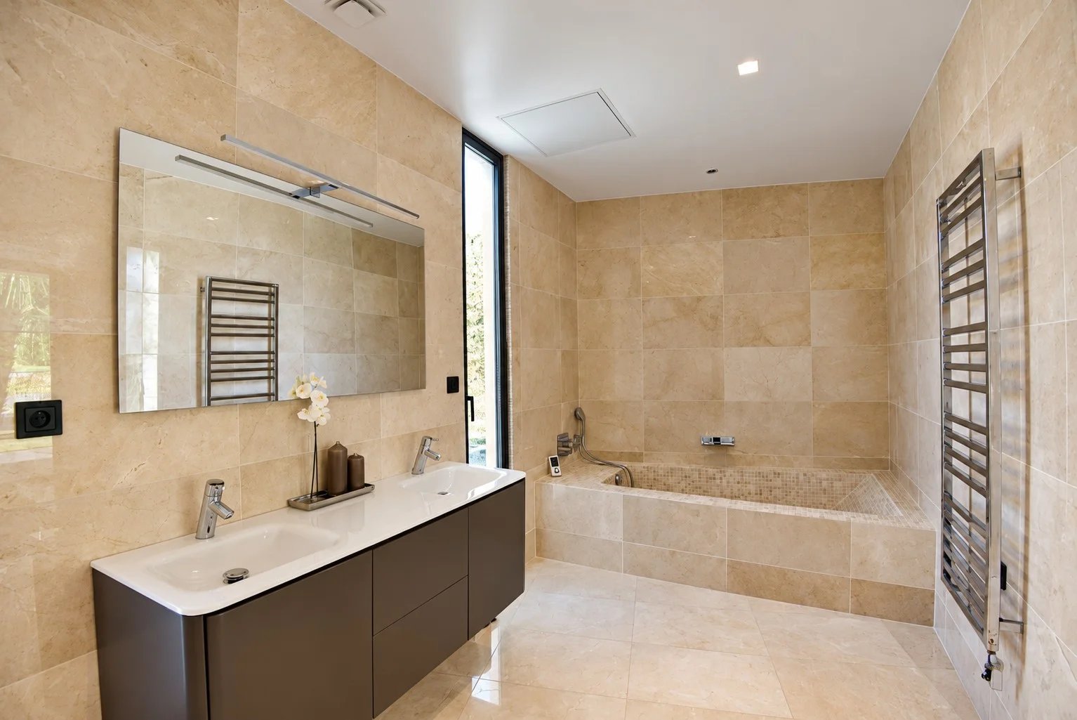 Salle de bain contemporaine Salle de bain moderne avec baignoire et double vasque en marbre beige