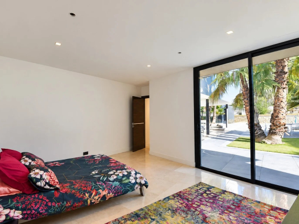 Chambre d'une villa contemporaine à Fayence avec vue sur le jardin et piscine.