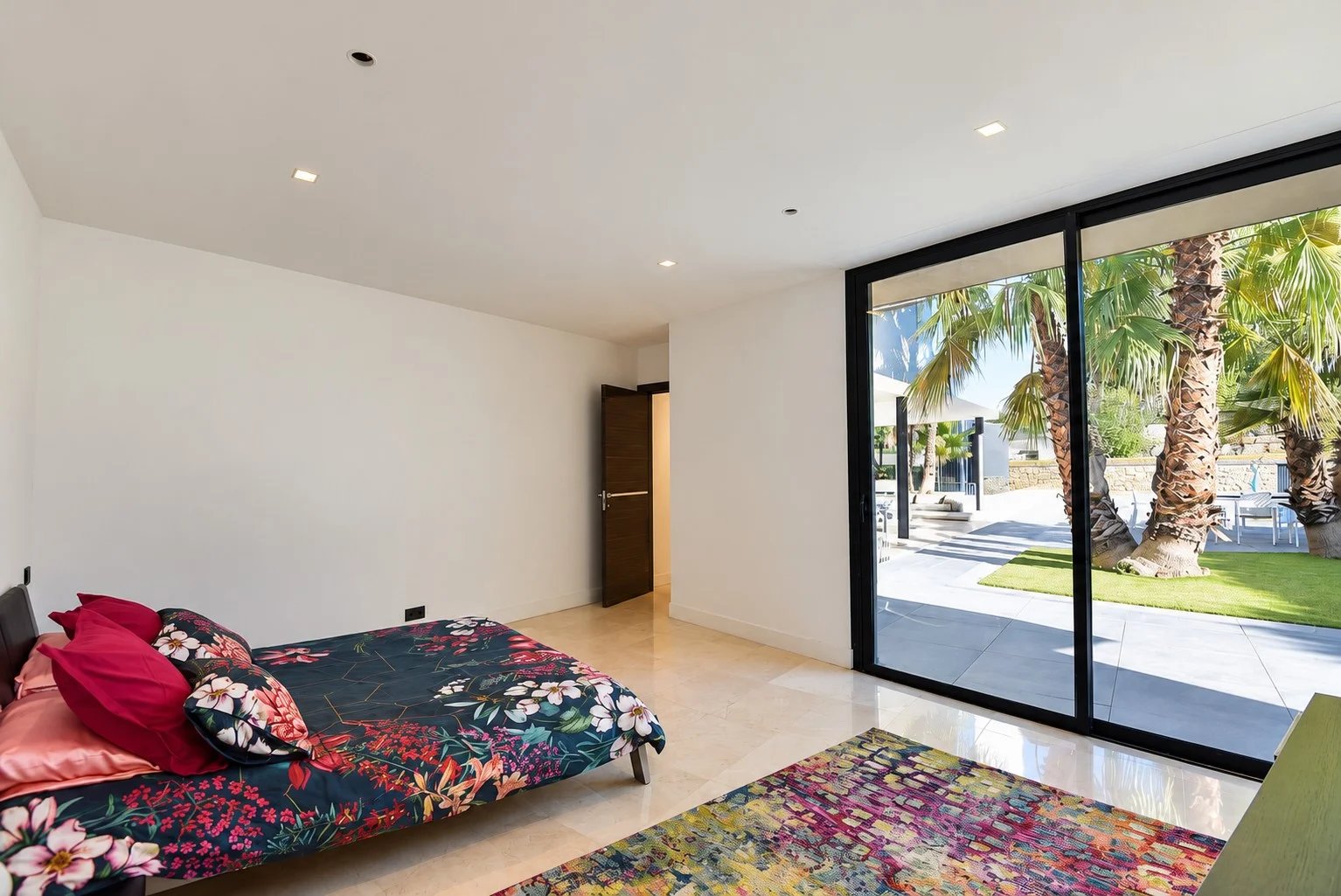Chambre moderne à Fayence Chambre d'une villa contemporaine à Fayence avec vue sur le jardin et piscine.