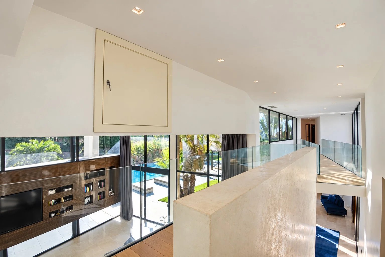 Intérieur d’une villa contemporaine à Fayence Intérieur d'une villa contemporaine à Fayence avec balustrade en verre et vue sur le jardin.