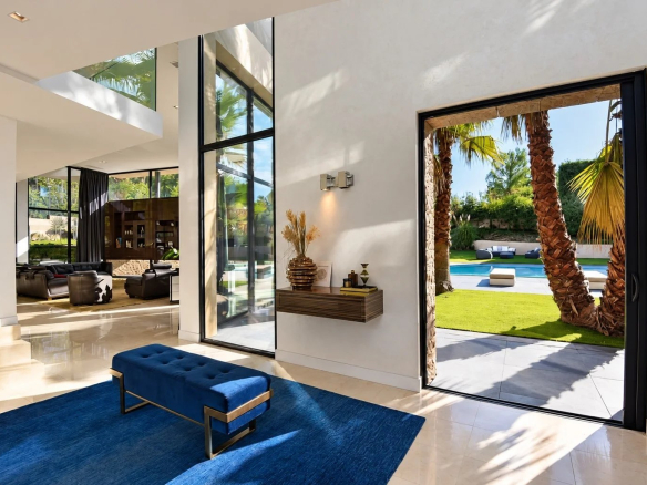 Intérieur d'une villa contemporaine à Fayence avec grandes ouvertures sur le jardin et piscine.