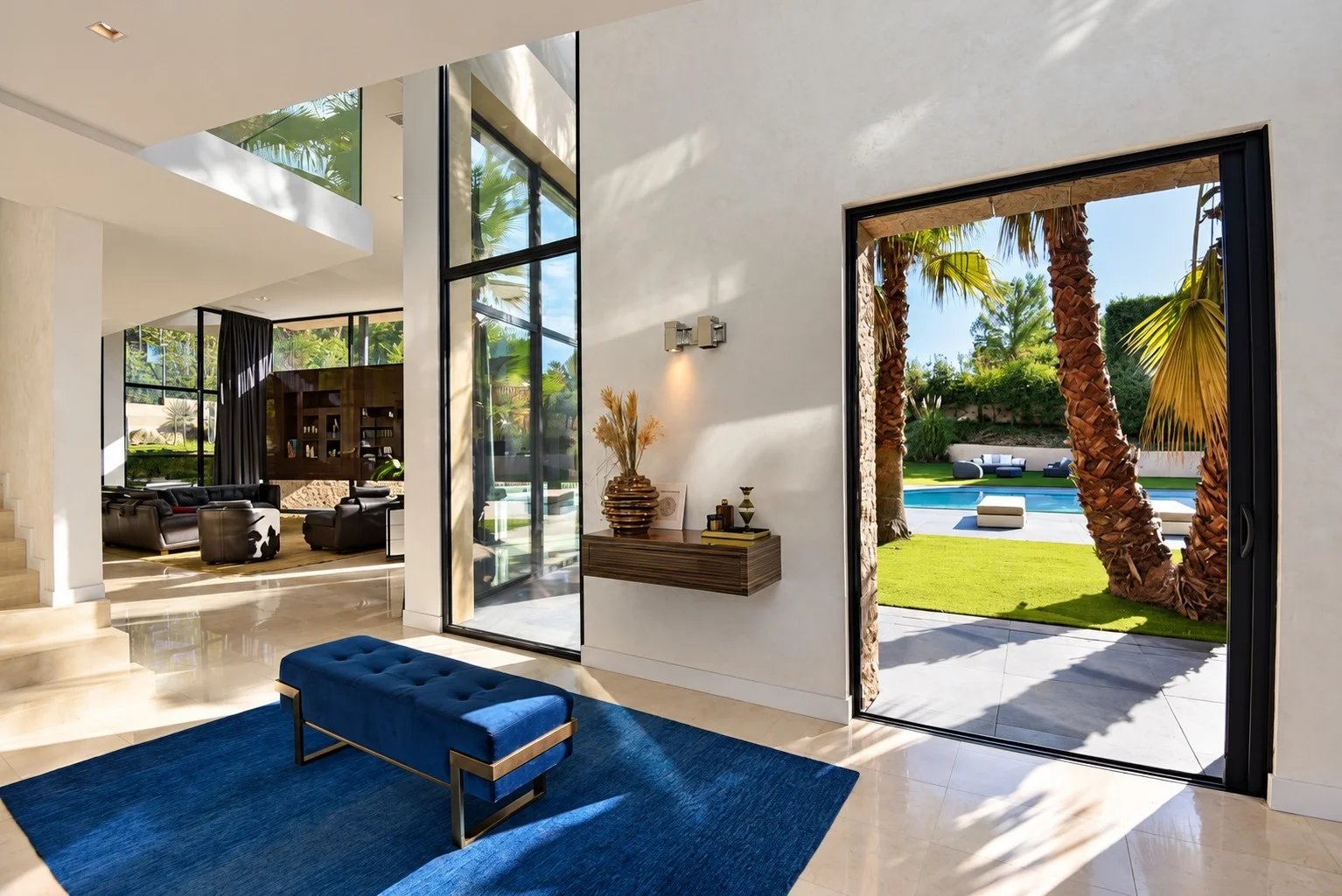 Intérieur d’une villa contemporaine à Fayence Intérieur d'une villa contemporaine à Fayence avec grandes ouvertures sur le jardin et piscine.